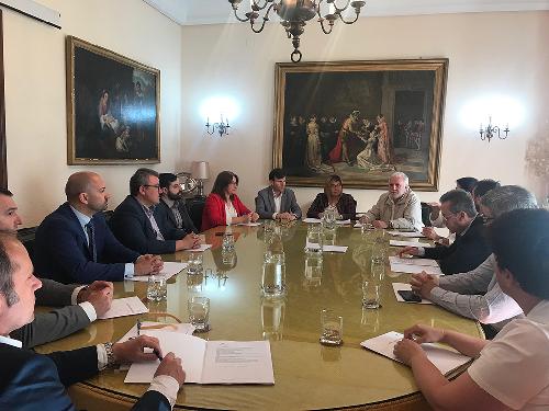 Charo Cordero se reúne con Circulo Empresarial Cacereño y diferentes empresarios para concretar la colaboración en las becas Diputación Europa
